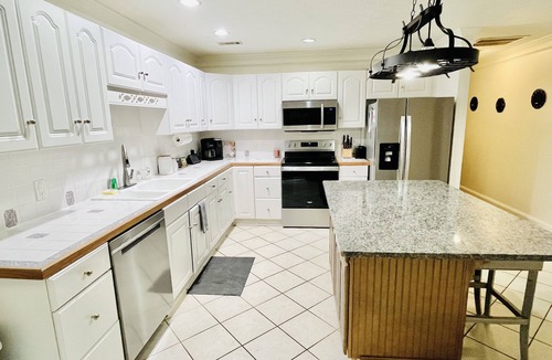 Eatonton House | Lakefront Oconee Cottage with Hot Tub and Boat