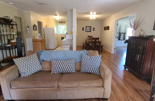 New River House | Lakefront On A Quiet Cove At Claytor Lake. Spring and Summer dates nearly gone!