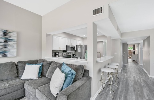 Sandestin House | Lakefront ~ Patio ~ Golf Cart ~ Community Pool ~ Modern Living Area