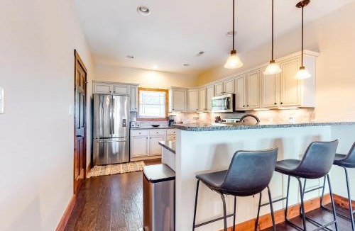 Andersonville House | Lakefront Retreat Sleeps 6 Fireplace Boat Slip