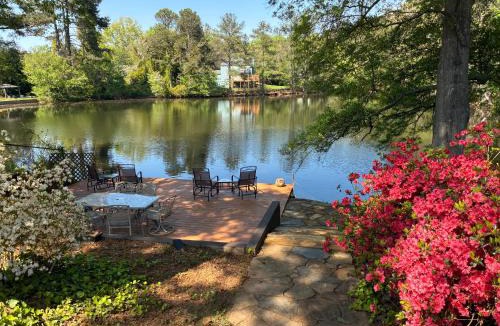 Marietta House | Lakefront Serenity
