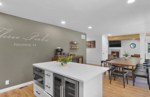 Blakeslee Cabin | LakeFRONT | Swim Spa-Hot Tub | 8 Bedrooms | 12 Bed