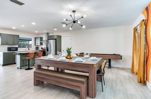 Orient Park House | Lakefront Tampa/Heated Pool/Sunrise Views/Kayaks/Games/Outdoor Bar/Sleeps 10