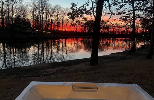 Oakland Cabin | Lakefront Tiny Cabin Near Memphis with Hot Tub & Sunset Views