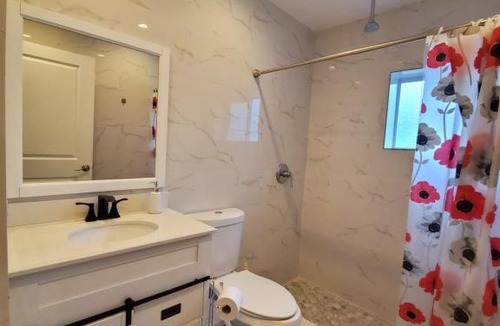 Davie House | Lakefront Vacation Home - Sleeps 8