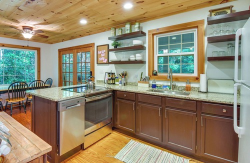 Lakemont Cottage | Lakemont Vacation Rental w/Screened-In Porch!