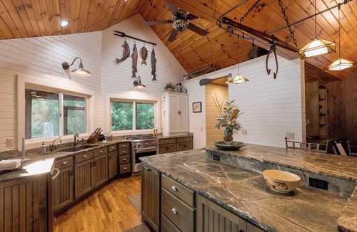 Mooresburg House | Lakeside Mountain Retreat in Mooresburg
