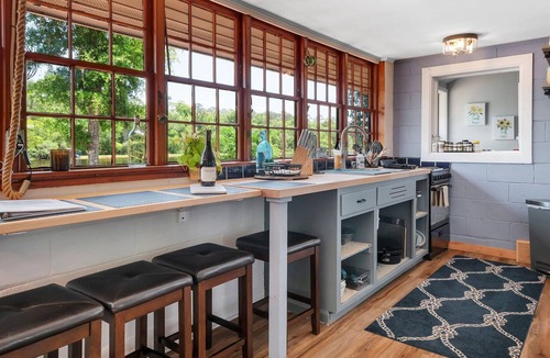 Telogia House | LakeSide on Lanier - 2 bedroom 1 bath house on the lake