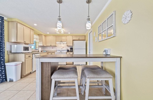 Tahitian Development House | Lakeside Retreat! Kayaks, Firepit, BBQ, WiFi & More – Near Beaches, Fishing & Outdoor Adventures!