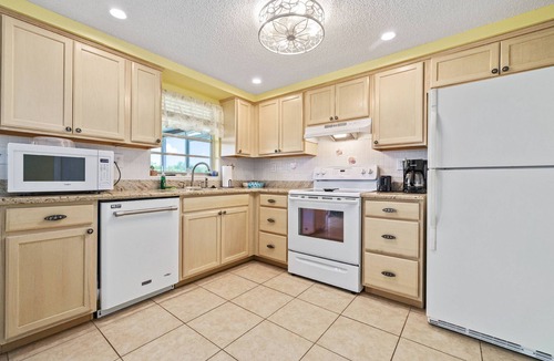 Tahitian Development House | Lakeside Retreat! Kayaks, Firepit, BBQ, WiFi & More – Near Beaches, Fishing & Outdoor Adventures!