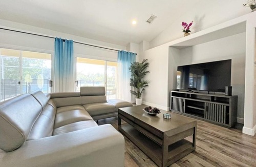 Thousand Oaks House | Lakeside Sunset suite
