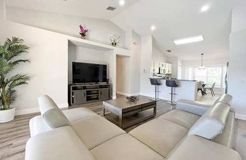 Thousand Oaks House | Lakeside Sunset suite