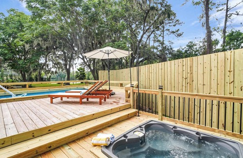 Talahi Island House | Lakeside Talahi Retreat: 5BR+Apt | Pool & Hot Tub