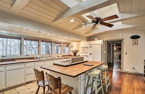 Franklin Apartment | LakeTrail Cabin 3BR Full kitchen LT234
