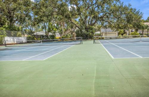 Country Oaks House | Lakeview Retreat with Pool Games, Chill Vibes