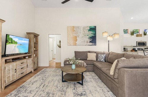 Central Naples House | Lakeview Villa*lovely pool home in gated community