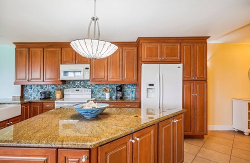Sunset Beach Condo | Land's End 201 building 8 Bright beach front, corner condo with stunning view