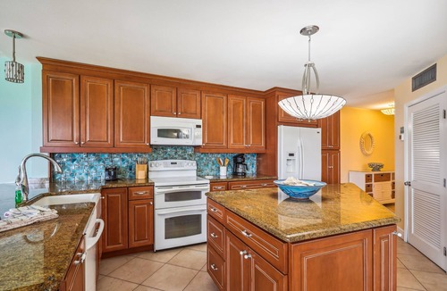 Sunset Beach Condo | Land's End 201 building 8 Bright beach front, corner condo with stunning view