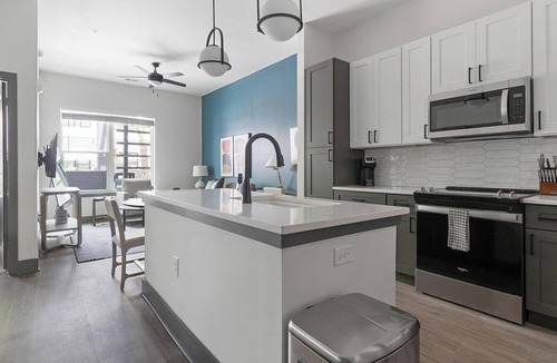 Southbank Apartment | Landing | Amazing 1BD, Pool, Gym