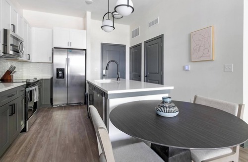 Southbank Apartment | Landing | Amazing 1BD, Pool, Gym
