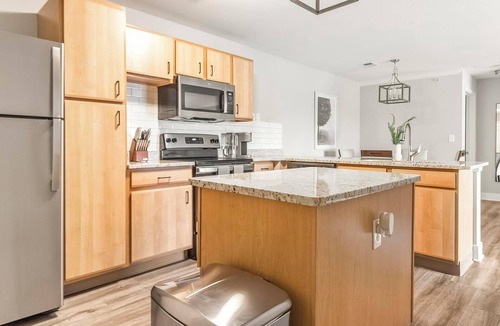 Eureka Apartment | Landing | Amazing 2BD, Pool, Gym