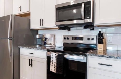 Port Malabar Apartment | Landing | Beautiful 1BD, Pool, Gym