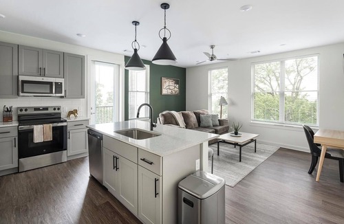 Brentwood Apartment | Landing | Beautiful 2BD, Clubhouse, Gym