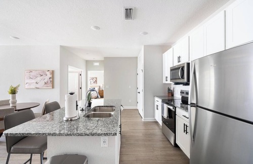 Port Malabar Apartment | Landing | Beautiful 2BD, Gym, Pool