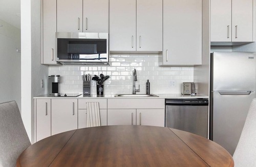 Golden Gate Apartment | Landing | Beautiful Studio, Courtyard, Gym
