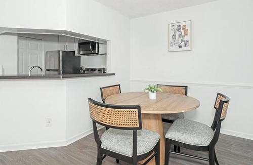 Sunbeam Apartment | Landing | Beautiful 2BD, Gym, Courtyard