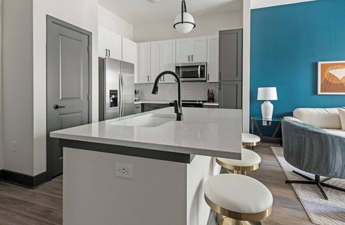 Southbank Apartment | Landing | Beautiful 1BD, Pool, Rooftop Lounge