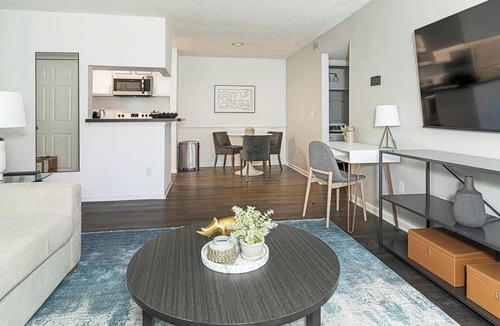Sunbeam Apartment | Landing | Chic 1BD, Courtyard, Gym
