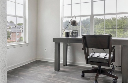 Stockbridge Apartment | Landing | Chic 2BD, Gym, Tennis Court