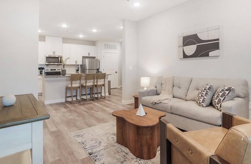 Beaufort Apartment | Landing | Chic 2BD, Gym