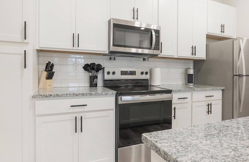 Beaufort Apartment | Landing | Chic 2BD, Gym