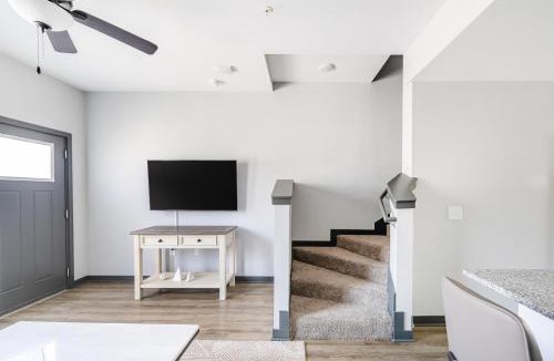 Northwest Pensacola Apartment | Landing Chic 3BD Game Room Rooftop Lounge