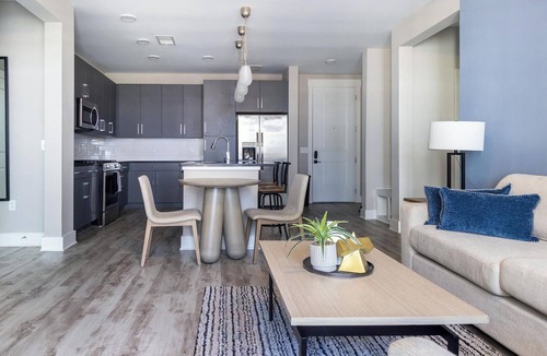 Savannah Apartment | Landing | Incredible 2BD, Gym, Yoga Studio