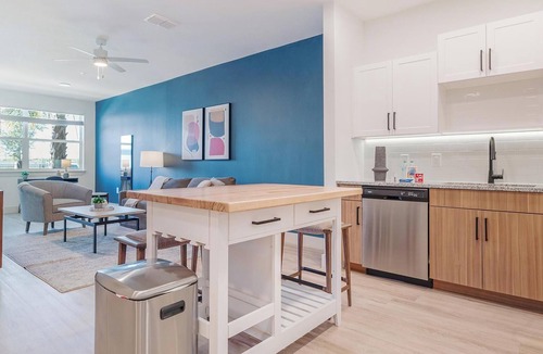 Sanford Apartment | Landing | Modern 1BD, Gym, Courtyard