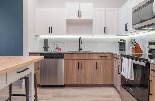 Sanford Apartment | Landing | Modern 1BD, Gym, Courtyard