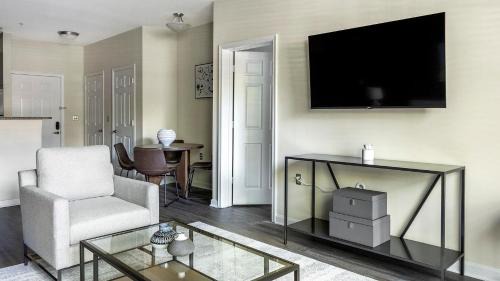 Norristown Apartment | Landing Modern 2BD Pool Gym