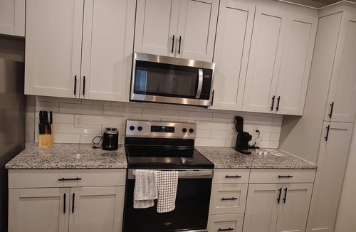 Newberry Apartment | Landing | Modern 2BD, Gym, Pool