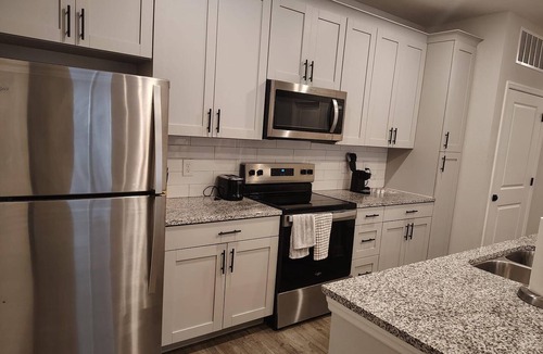 Newberry Apartment | Landing | Modern 2BD, Gym, Pool