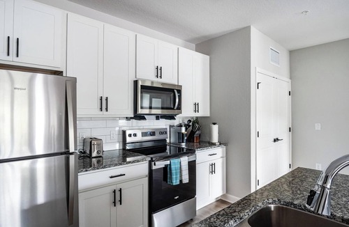 Port Malabar Apartment | Landing | Modern 2BD, Gym, Pool