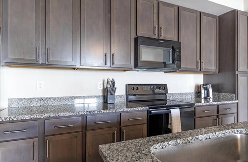 Eastwood Village Apartment | Landing | Modern 2BD, Tennis Court, Pool