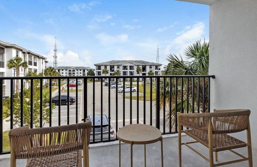 Eastwood Village Apartment | Landing | Modern 2BD, Tennis Court, Pool