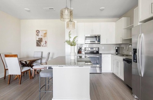 St. Johns Apartment | Landing | Modern 2BD, Gym