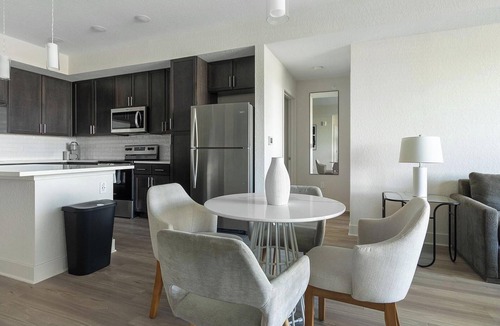 Palmetto Apartment | Landing | Modern 2BD, Yoga Studio, Pool