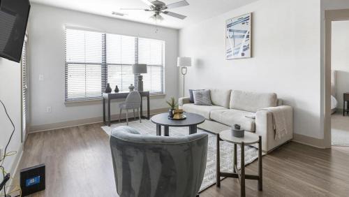 Crestline Heights Apartment | Landing - Modern Apartment with Amazing Amenities (ID1218X453)