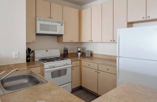 Norristown Apartment | Landing | Modern 2BD, Pool, Gym