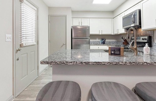 Crabtree Apartment | Landing | Spectacular 2BD, Tennis Court, Pool
